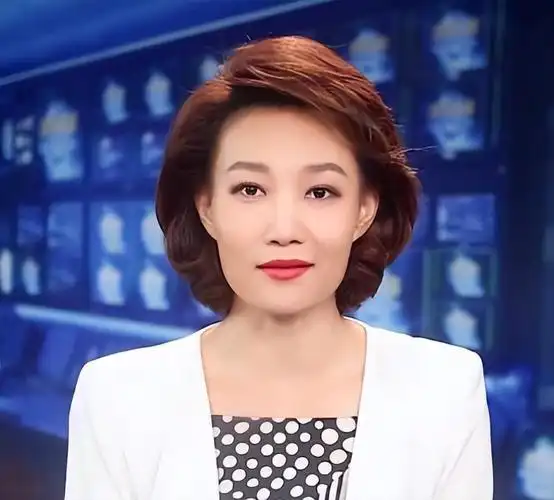 回顾央视美女主持人李梓萌风光背后有艰辛婚恋成父母的心病