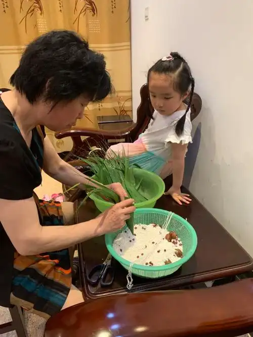 亲子包粽子