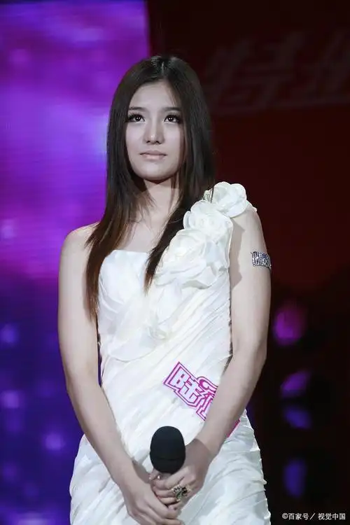 而陆翊则是《快乐女生2011》的选手之一,曾在全国比赛中取得了第