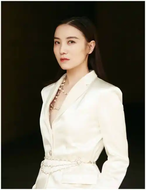 39岁宋佳气场全开,一身西装套装高级华丽,网友:瘦下来像开挂了_松子