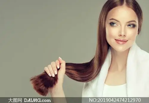 手抓着秀发的美女人物摄影高清图片