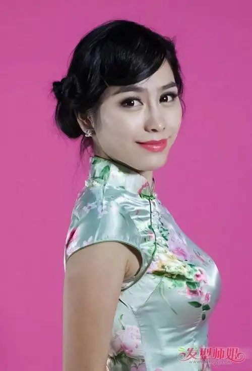 更是与她的旗袍般配,额头上方刘海部分是精心做出,而发尾部分是剪出多