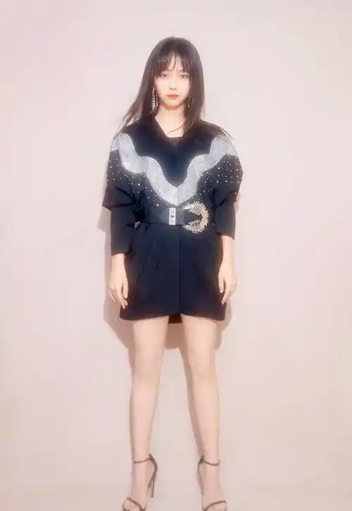 谭松韵真会装美,苹果头 空气刘海俏皮可爱,完全看不出快30岁_时尚