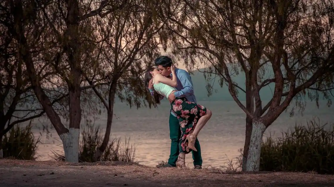 男女亲嘴接吻图片-人物壁纸-高清人物图片-第9图-娟娟壁纸