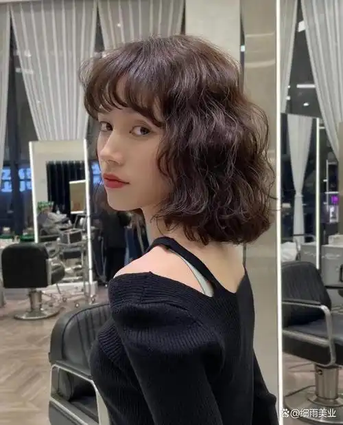 简单耐看的全头烫短发