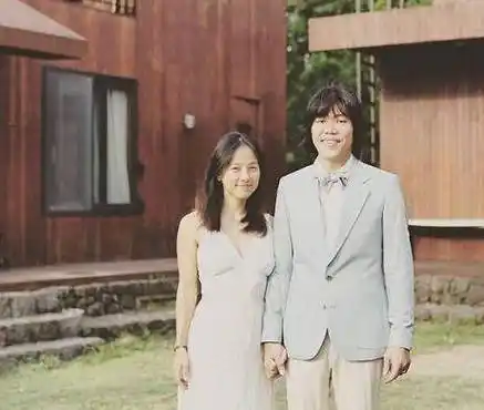 阿娇与国外前男友权宁一阿娇40岁,与容祖儿和阿sa被称为"龙虎豹"三