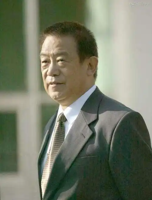 国家一级演员高明把金鸡奖杯给孙女当玩具80岁不服老仍在拍戏