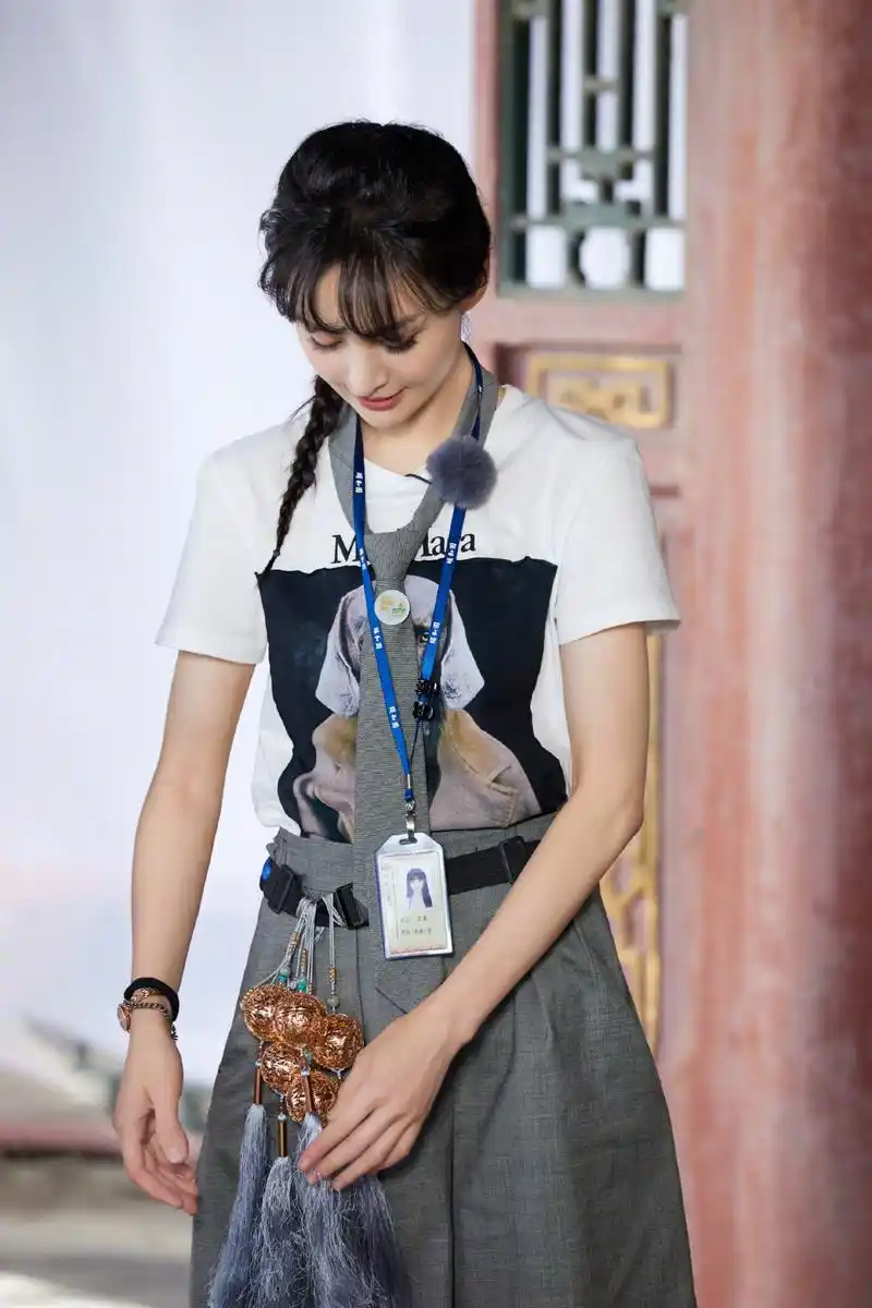 郑爽又带火了另一种穿搭风潮,白色t恤搭配半截西装裤,简约又高级