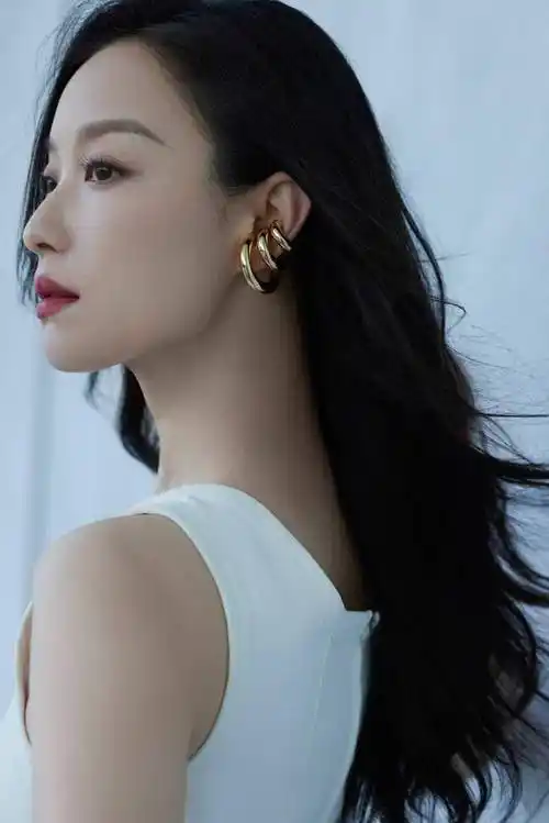 倪妮一袭白裙惊艳全网:气质出众,风情万种引热议