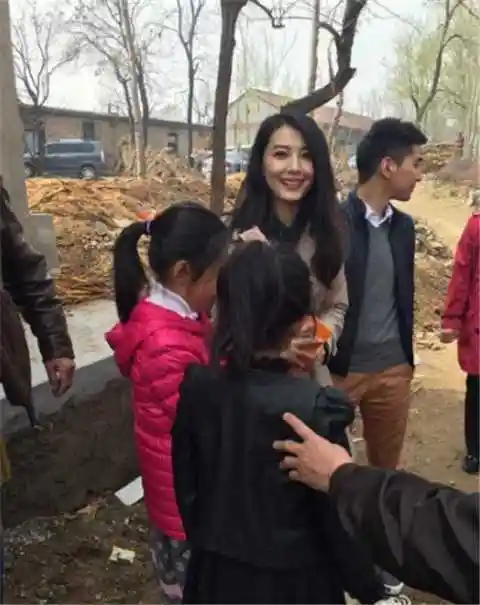 高圆圆衣着朴素回老家祭祖网友说她很接地气