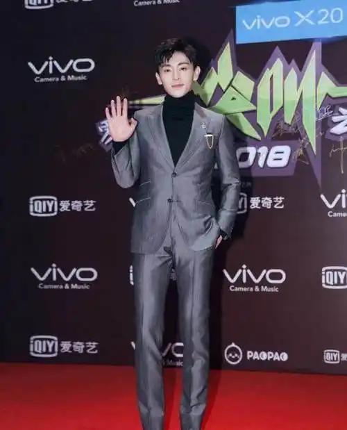 蓬松的发型修饰脸型,露出立挺的五官,这样的邓伦颜值真的是太高了,在