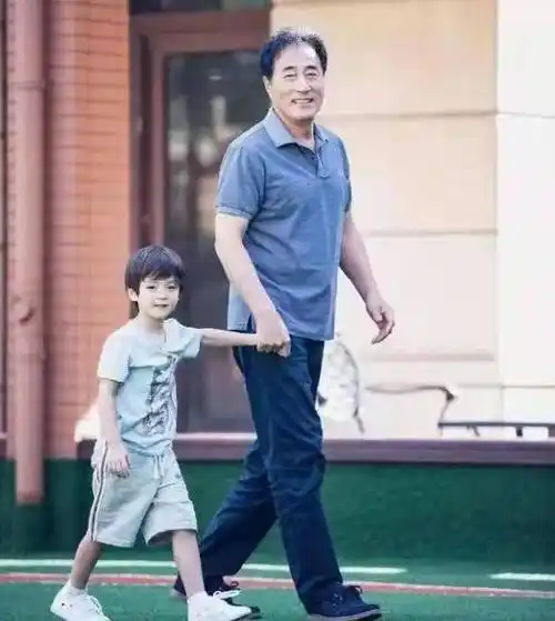 杨立新:风光背后有泪水,儿子是他的骄傲也是烦恼_徐帆_北京_一家