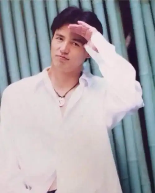 林瑞阳长子晒自拍照,英俊帅气继承父母基因,却被父亲伤透了心