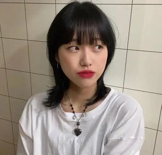 披肩长度的发型几乎可以说是常青款,不限制脸型,通过调节脸周的碎发