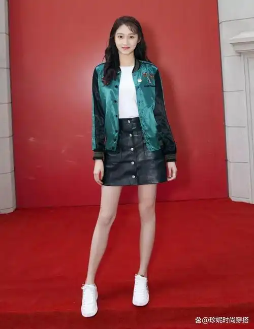 关晓彤的"超模腿"太厉害了!运动套装都能穿出大长腿,羡慕极了