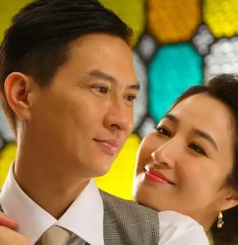 张家辉相伴妻子30年,从无绯闻恩爱如初,多少明星夫妻羡慕不来