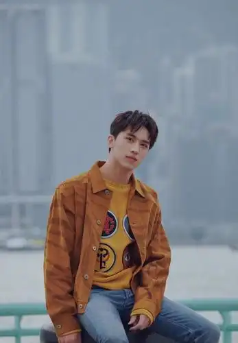 俊朗少年许魏洲时尚写真