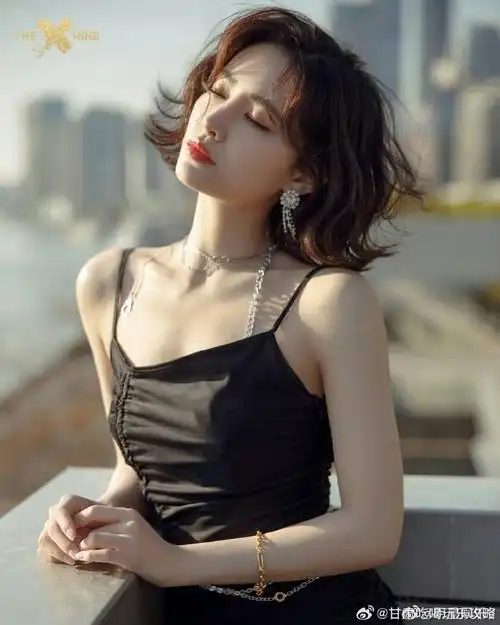 许佳琪#短发黑吊带裙轻松秀出蝴蝶背,高贵气质惊艳迷人!