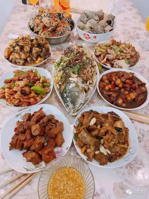 欢声笑语分享一块象征团圆吉祥的月饼吃一顿丰盛的家常菜家人团