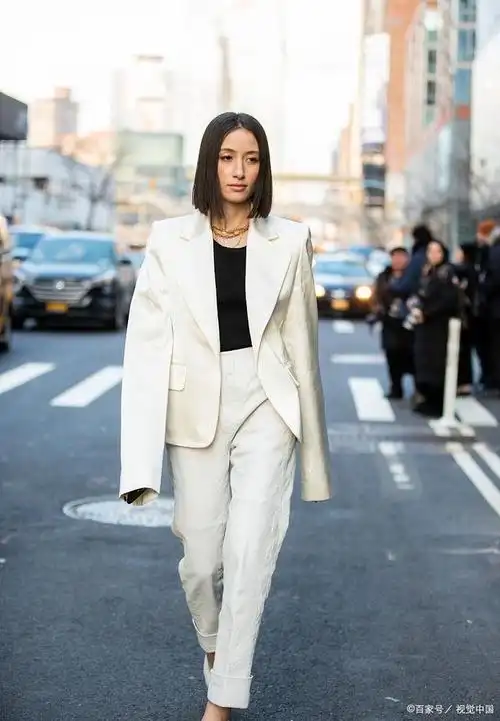 学姐教穿搭:女生白西装外套怎么搭配裤子好看?
