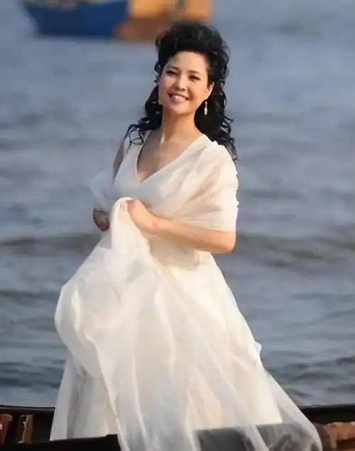 后来,李双江因为工作的原因,不得已和妻子面临长期分居的现状.