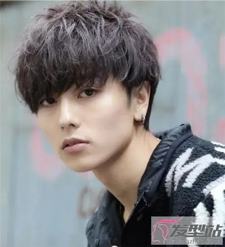 定位烫,是通过增大发根的蓬松度,从而改善发型顶部轮廓,调整修饰发根