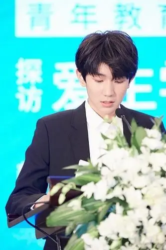 王源中分发型少年感十足且精神 四连拍可爱极了