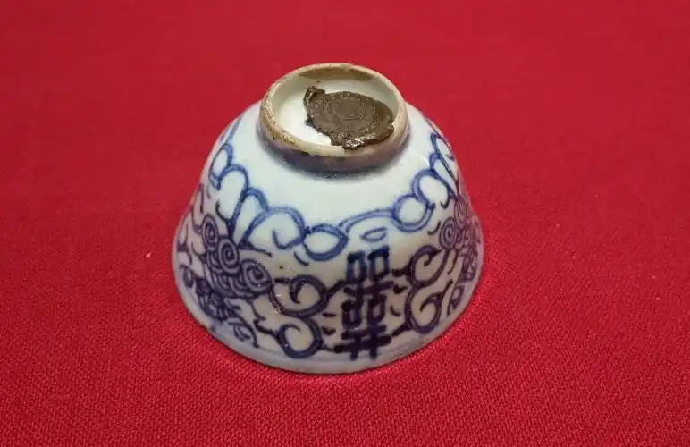 清代  青花双喜祥云纹刻字小碗(400元)