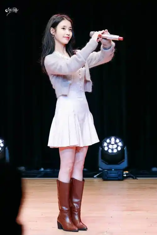 韩国女星李知恩参加粉丝见面会,具有治愈的迷人笑容,洋溢青春气息