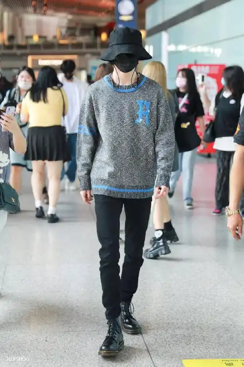 芒果全娱乐 的微博: 马嘉祺 北京长沙饭拍灰色毛衣黑色长裤. weibo.