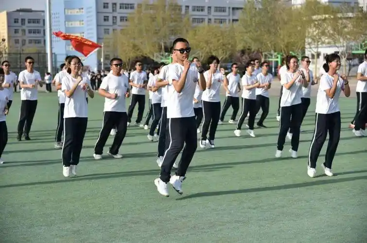 舞动青春绽放风采石家庄二中实验学校举办校园集体舞大赛