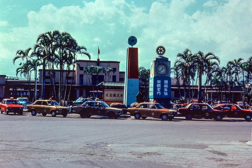 70年代的宝岛台湾:生活水平高,图5女兵英姿飒爽,图9女子很时髦