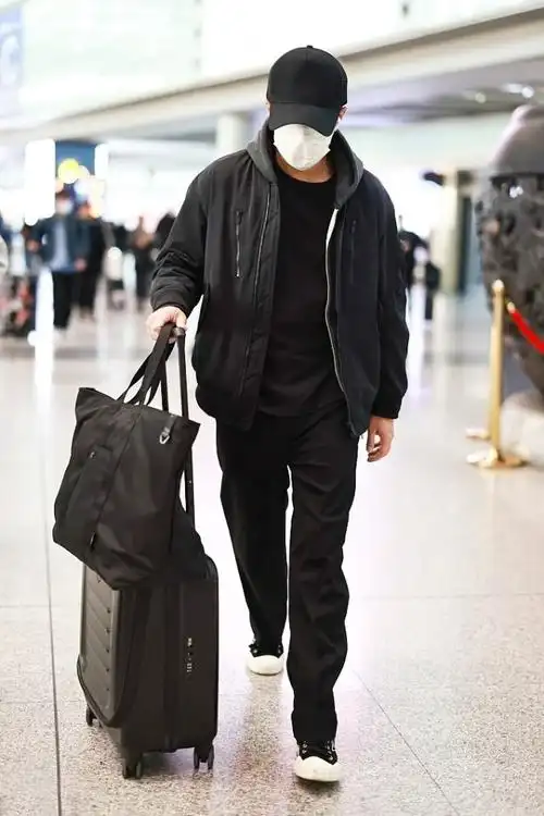 刘恺威气质真好穿一身黑还很活力47岁看着也像小鲜肉