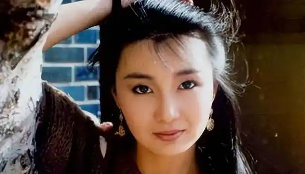 1984年,张曼玉凭借在电影《缘分》中的出色表现,斩获金像奖最佳新人奖