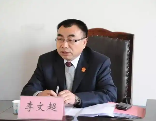 在李文超主持召开的审判委员会上,陆前进故意隐瞒案件事实,把赵某持刀