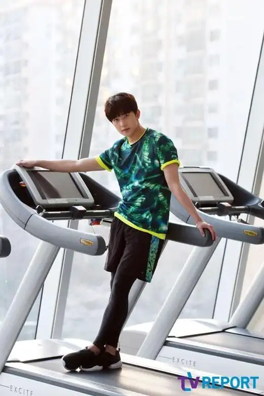 杨洋健身房拍广告 跑步机上运动撩妹两不误_高清图集_新浪网