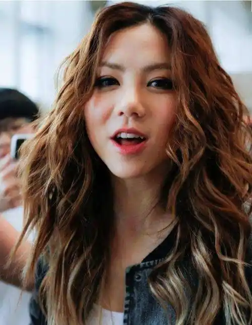 原创邓紫棋晒出时尚照美背线条惊艳网友大呼太美了