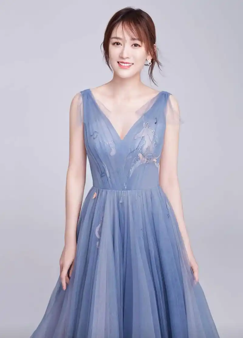 陈乔恩是一位非常出色的演员,她不仅有着出众的演技,还有着非常迷人的