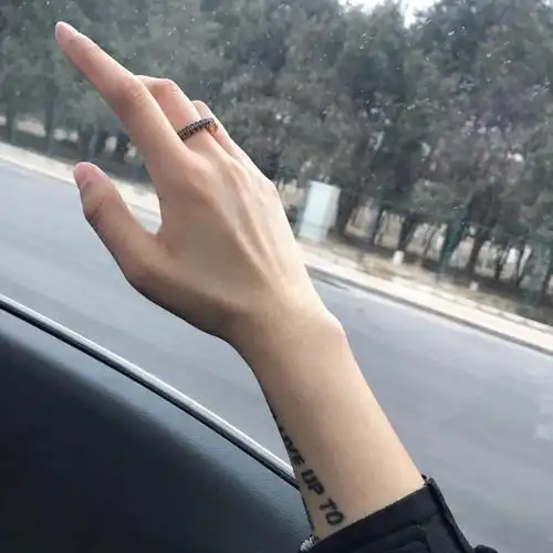 女生手指夹烟头像_头像图片_扣扣乐园