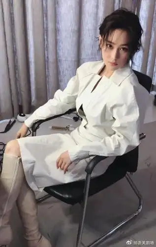 张馨予秀恩爱后再营业,穿浴袍出镜,住五星级酒店每天消费3千多