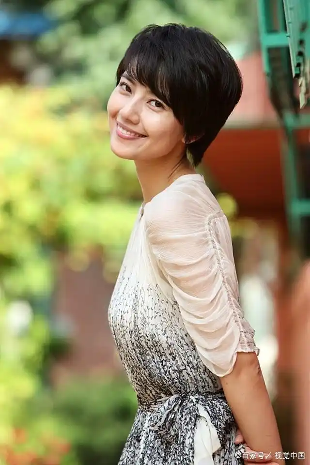 谁都不服就服高圆圆,早期短发"大妈装"写真照,居然意外好看