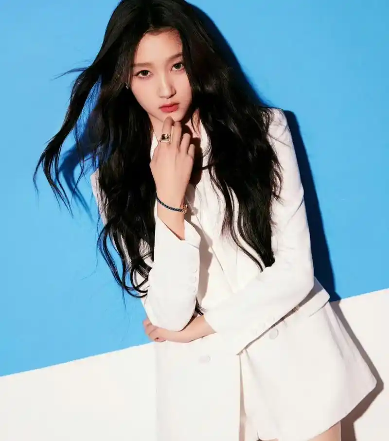 关晓彤亮相活动改走甜辣路线,一套白西装有种精英女士的感觉了,拍出来