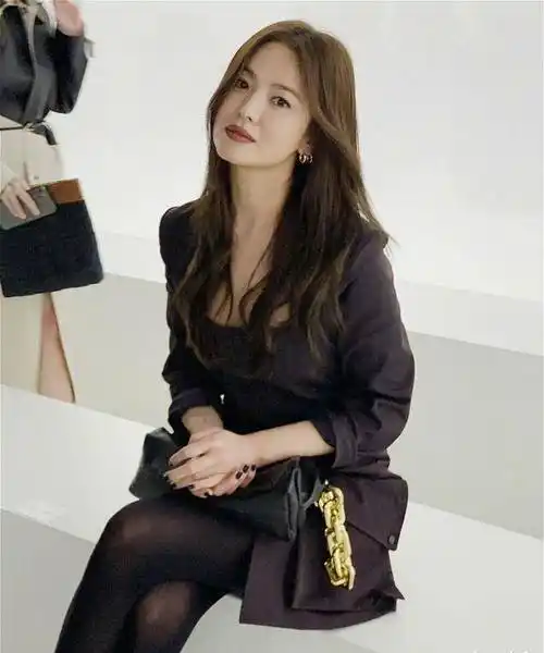 1米61的宋慧乔很会穿衣,穿黑色束腰款身材,凹凸感立现的同时又能起到