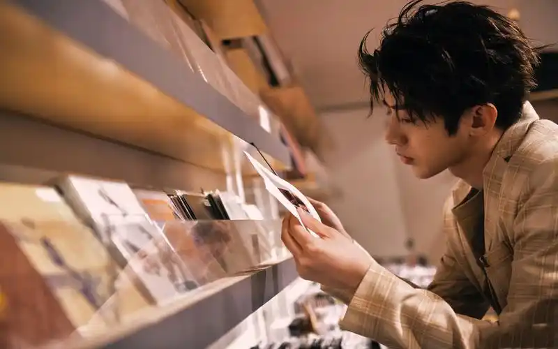 蔡徐坤最新帅气图片桌面壁纸,出挑的身材精致的面孔,风衣加持霸气出街