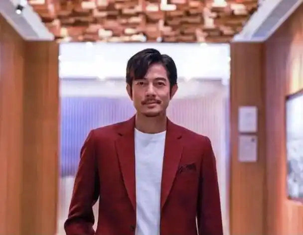 56岁郭富城身材干瘦满脸胡茬显沧桑梳斜分发型坐姿霸气