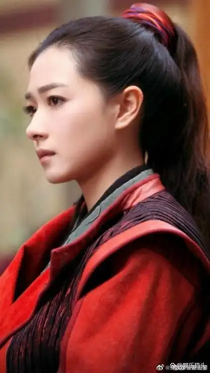 说到女艺人的出圈图,万茜这张长发侧颜照必须榜上有名.