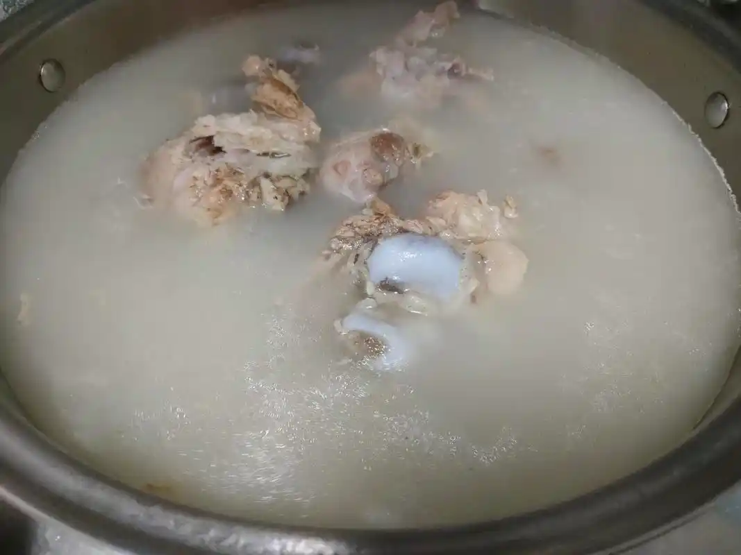 熬大骨头汤时,记得"一煎二舀",骨头汤白如牛奶,不硬不腻