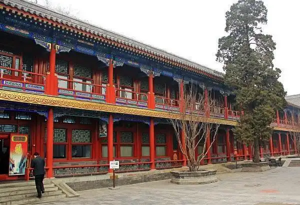 这里如今寸土寸金,明朝时是崇祯当皇帝前的王府