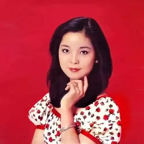 42年前,邓丽君当众亲吻一位男士兵,后来这士兵三天都没舍得洗脸