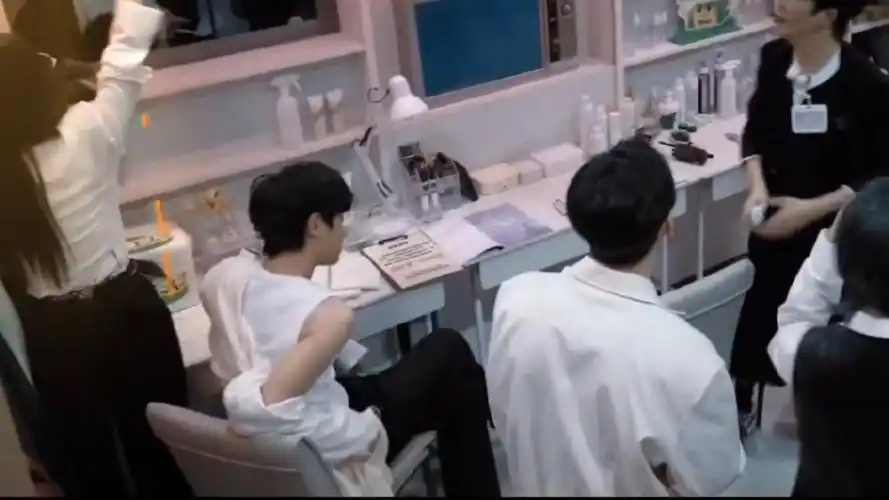 脱衣服的黄明昊